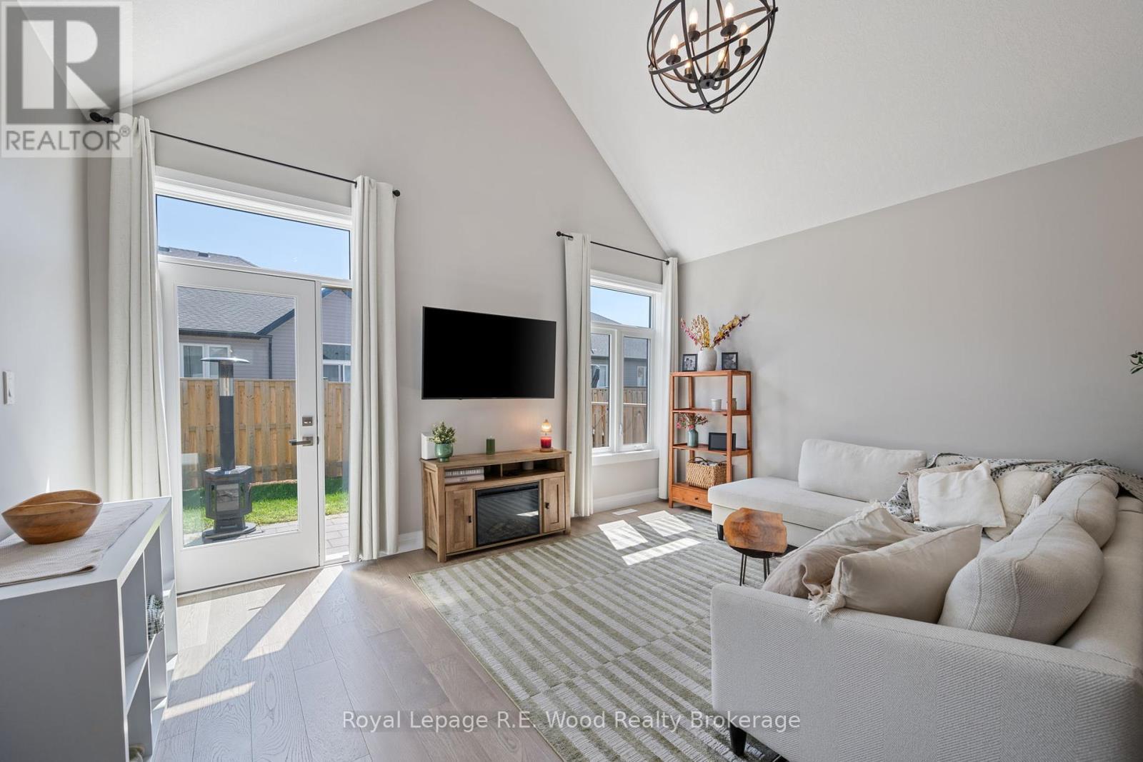 32 - 63 Compass Trail, Central Elgin, ON - Indoor Photo Showing Living Room