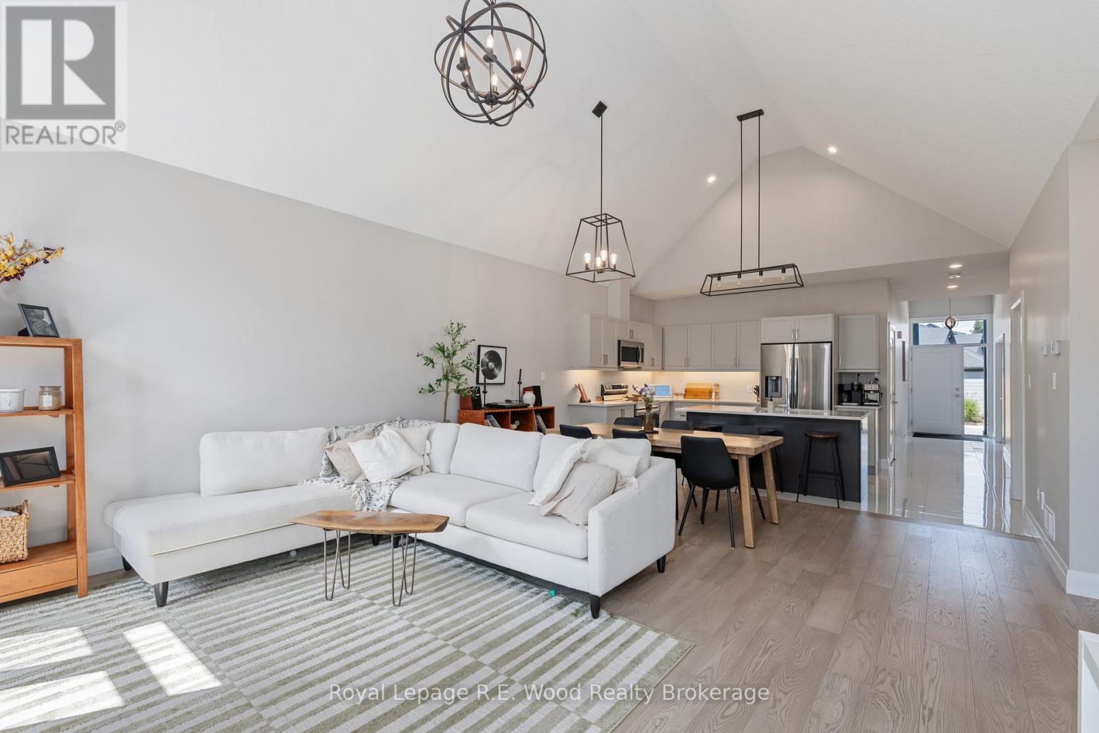32 - 63 Compass Trail, Central Elgin, ON - Indoor Photo Showing Living Room