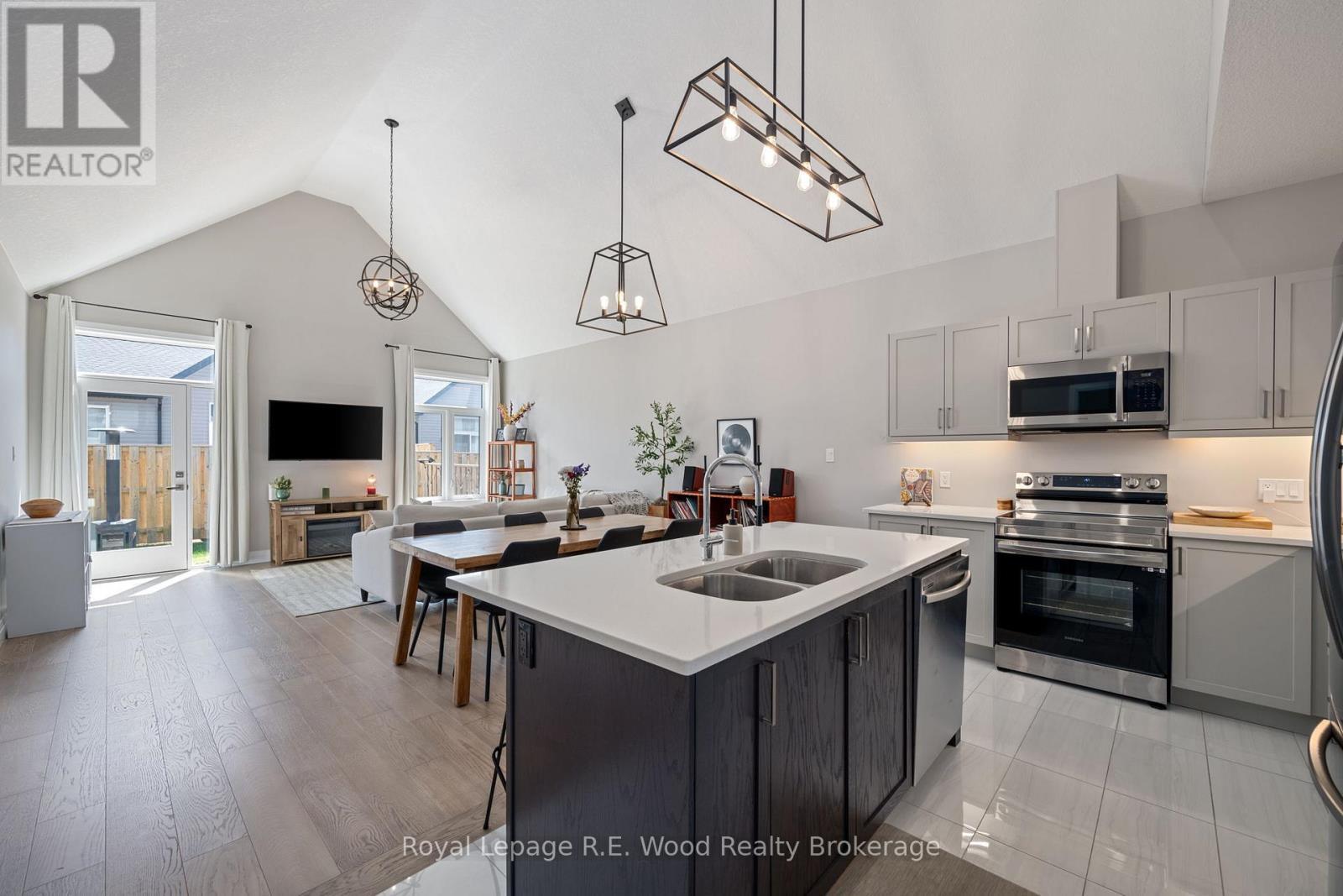 32 - 63 Compass Trail, Central Elgin, ON - Indoor Photo Showing Kitchen With Double Sink With Upgraded Kitchen