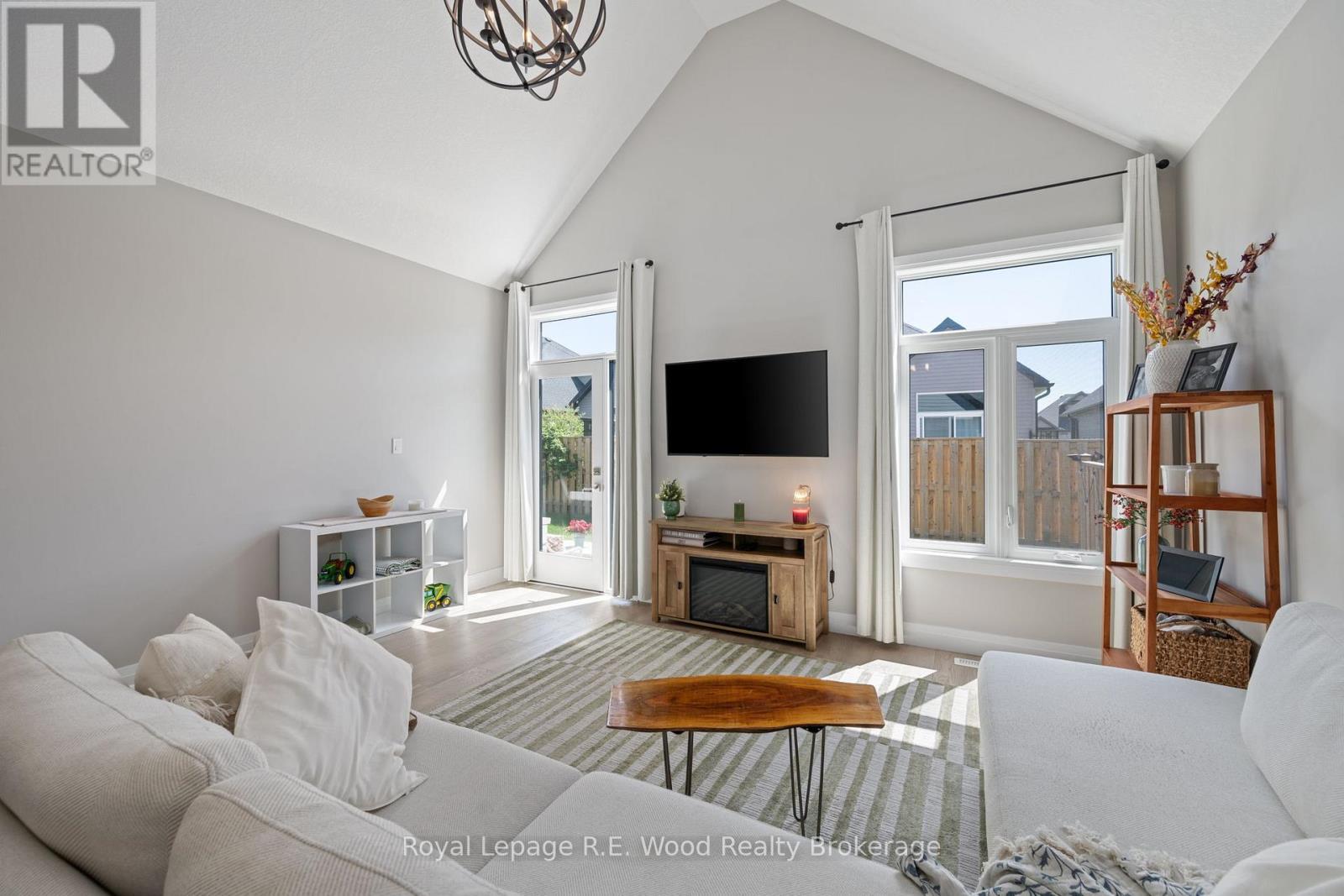 32 - 63 Compass Trail, Central Elgin, ON - Indoor Photo Showing Living Room