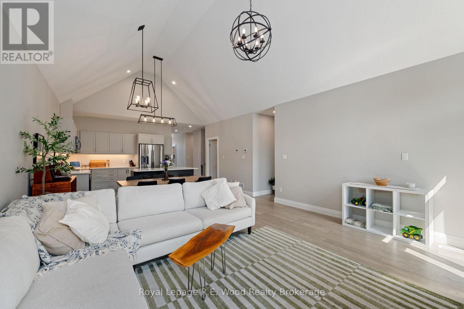 32 - 63 Compass Trail, Central Elgin, ON - Indoor Photo Showing Living Room