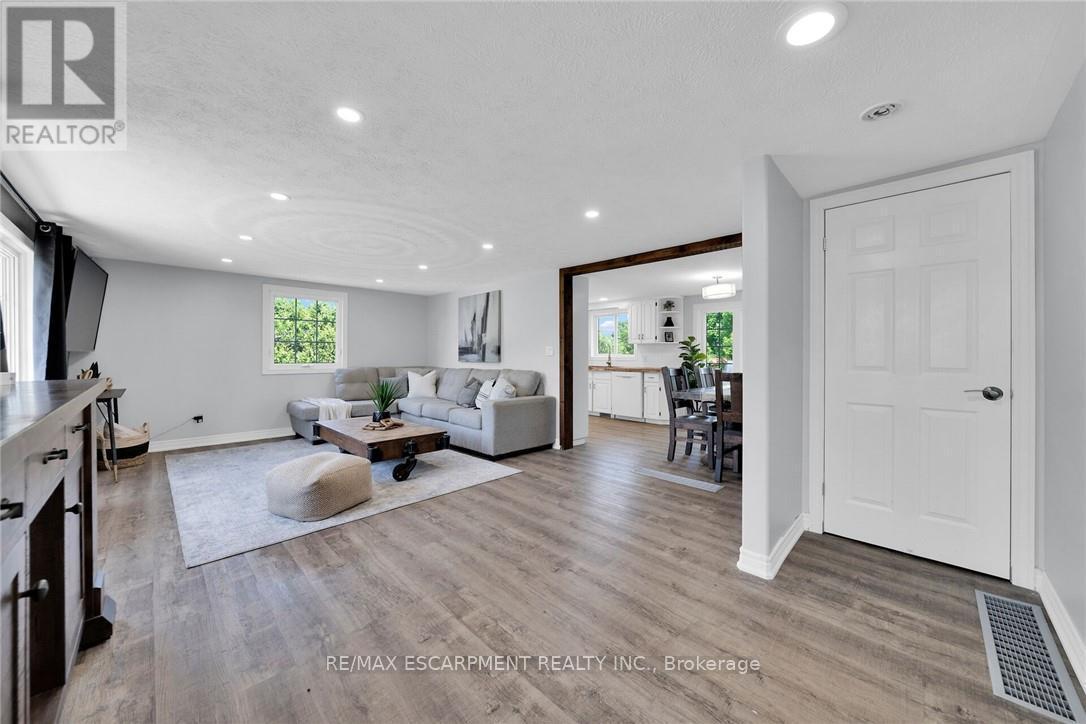 1896 River Road, Haldimand, ON - Indoor Photo Showing Living Room