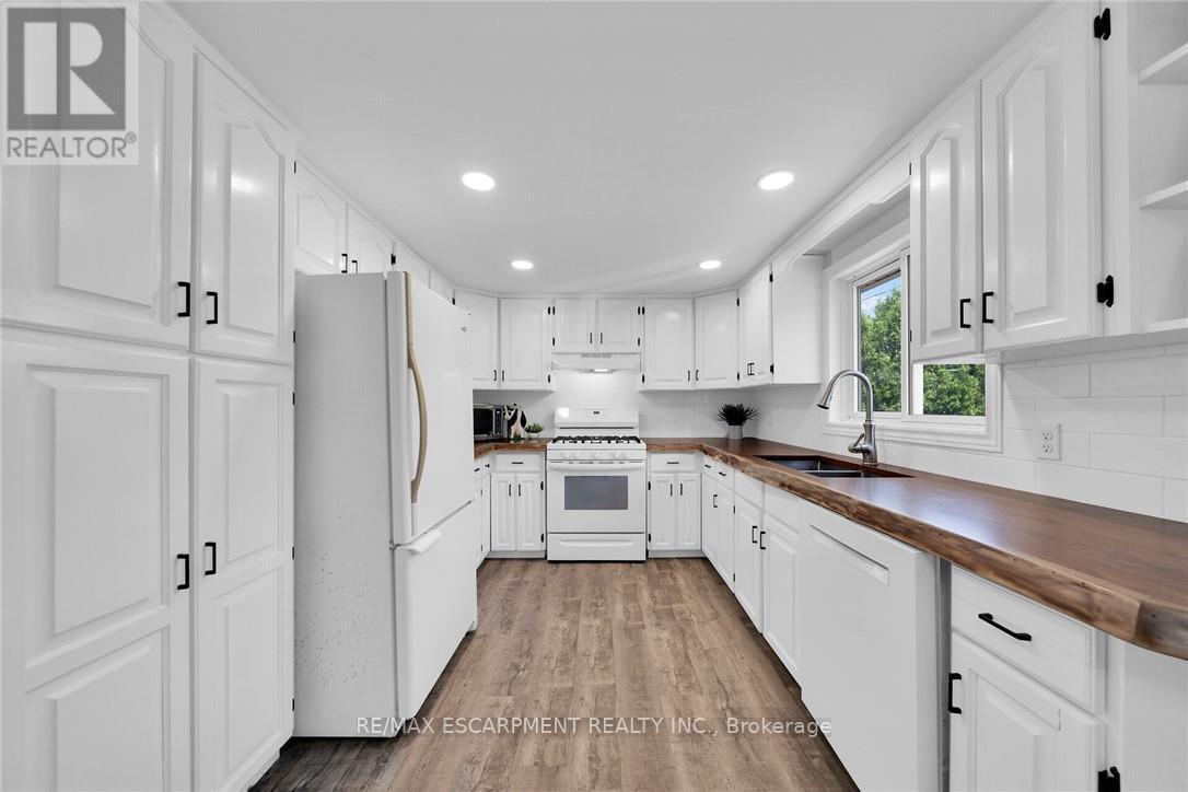 1896 River Road, Haldimand, ON - Indoor Photo Showing Kitchen With Double Sink