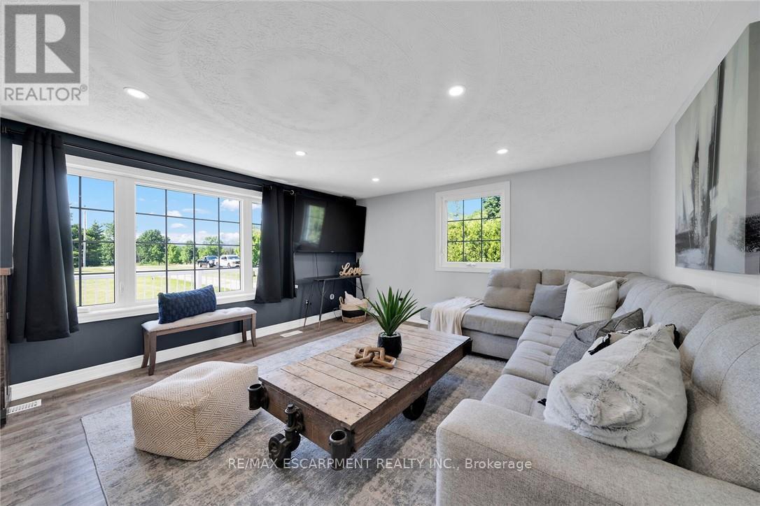 1896 River Road, Haldimand, ON - Indoor Photo Showing Living Room