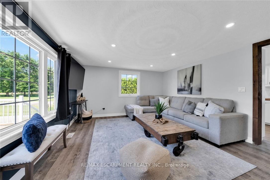 1896 River Road, Haldimand, ON - Indoor Photo Showing Living Room