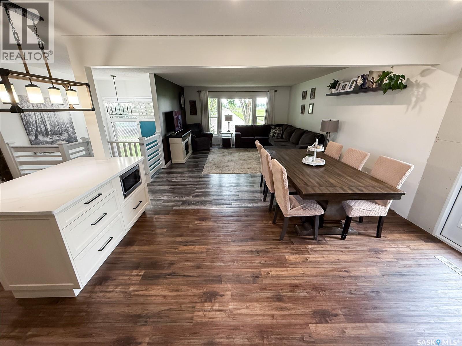 102 Claustre Avenue, Maple Creek, SK - Indoor Photo Showing Dining Room