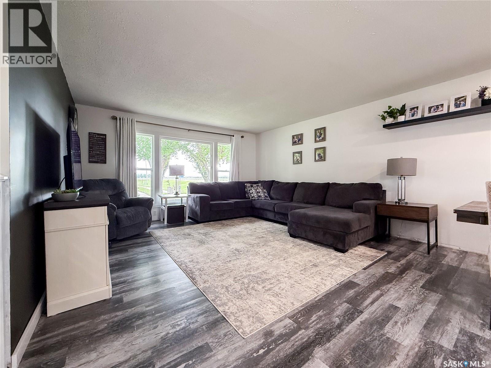 102 Claustre Avenue, Maple Creek, SK - Indoor Photo Showing Living Room