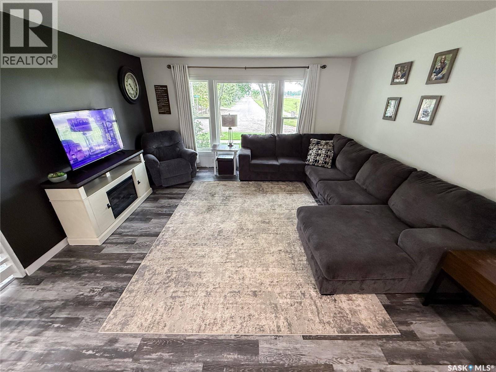 102 Claustre Avenue, Maple Creek, SK - Indoor Photo Showing Living Room