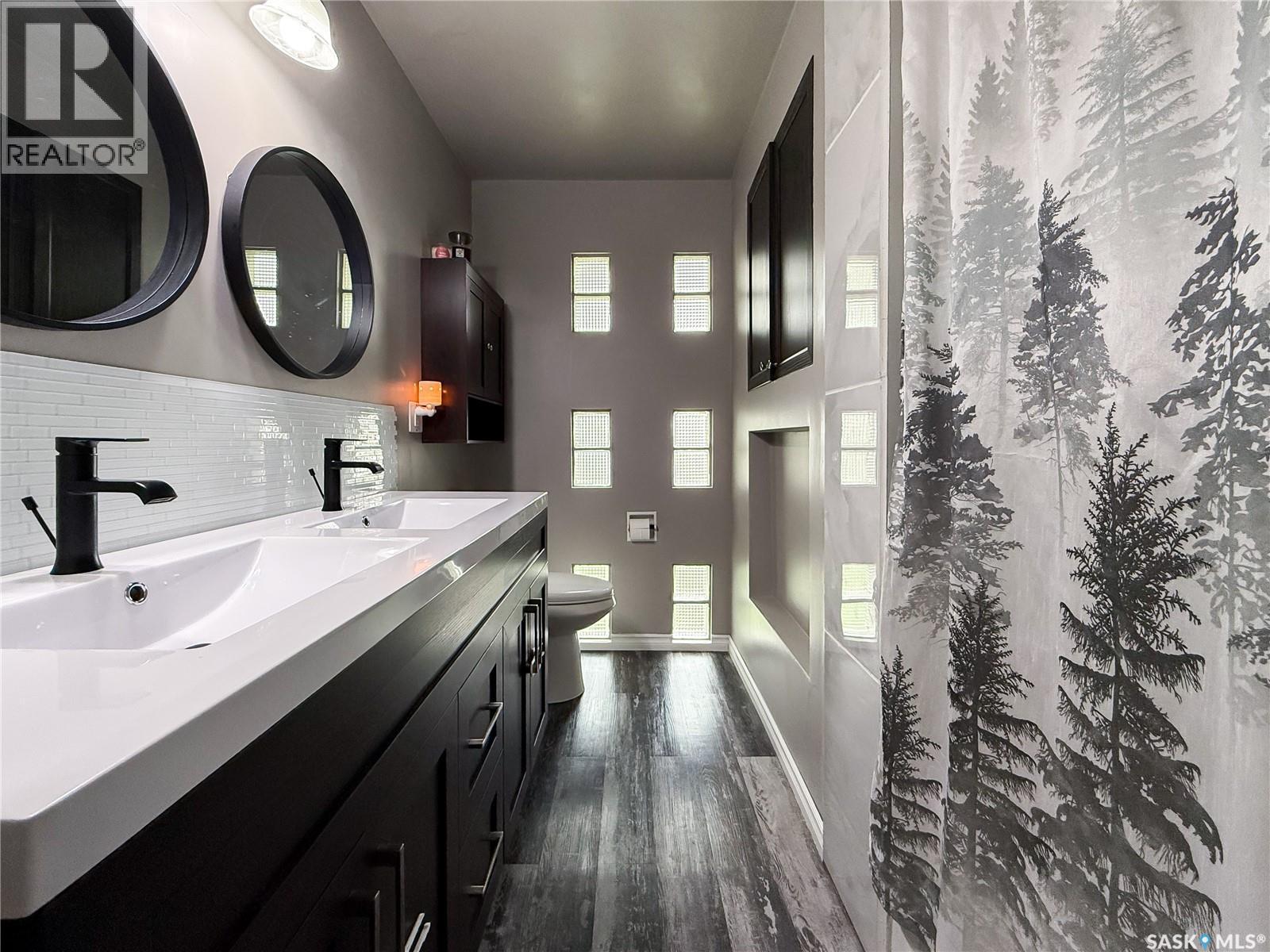 102 Claustre Avenue, Maple Creek, SK - Indoor Photo Showing Bathroom