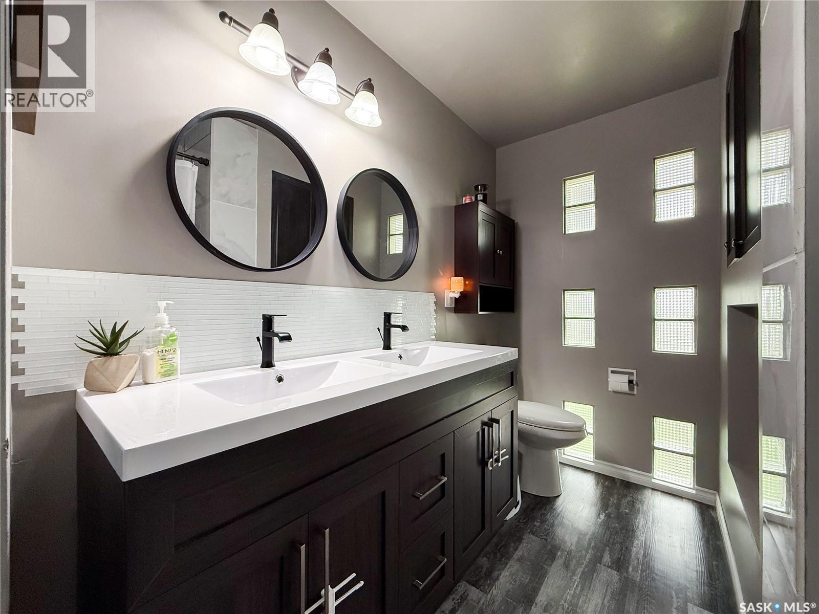 102 Claustre Avenue, Maple Creek, SK - Indoor Photo Showing Bathroom