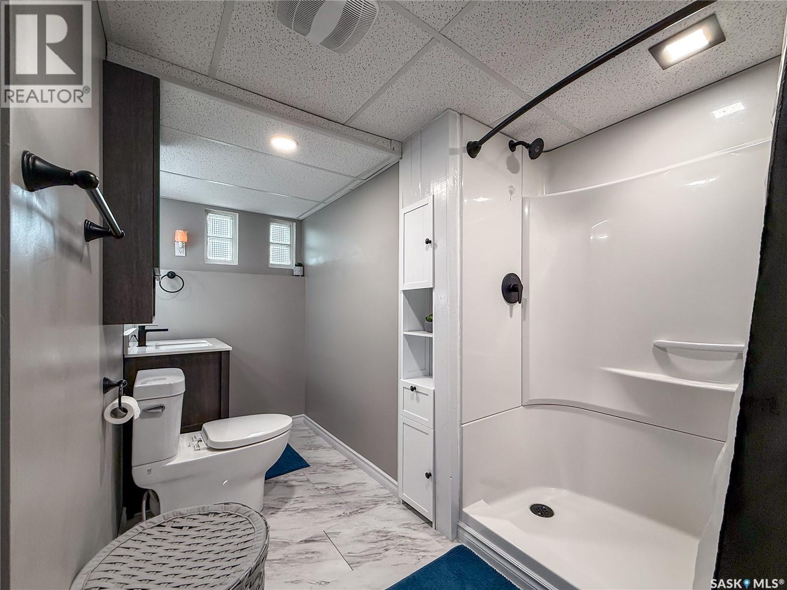 102 Claustre Avenue, Maple Creek, SK - Indoor Photo Showing Bathroom