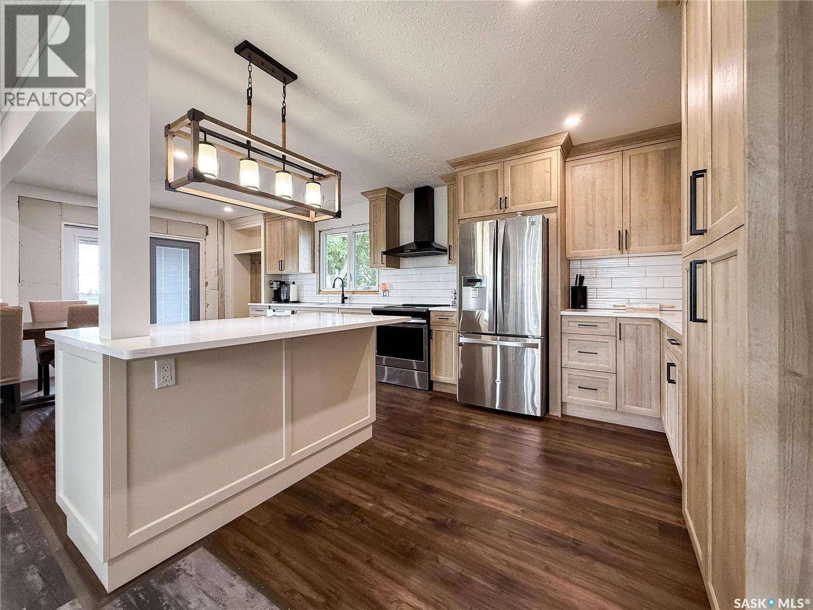 102 Claustre Avenue, Maple Creek, SK - Indoor Photo Showing Kitchen