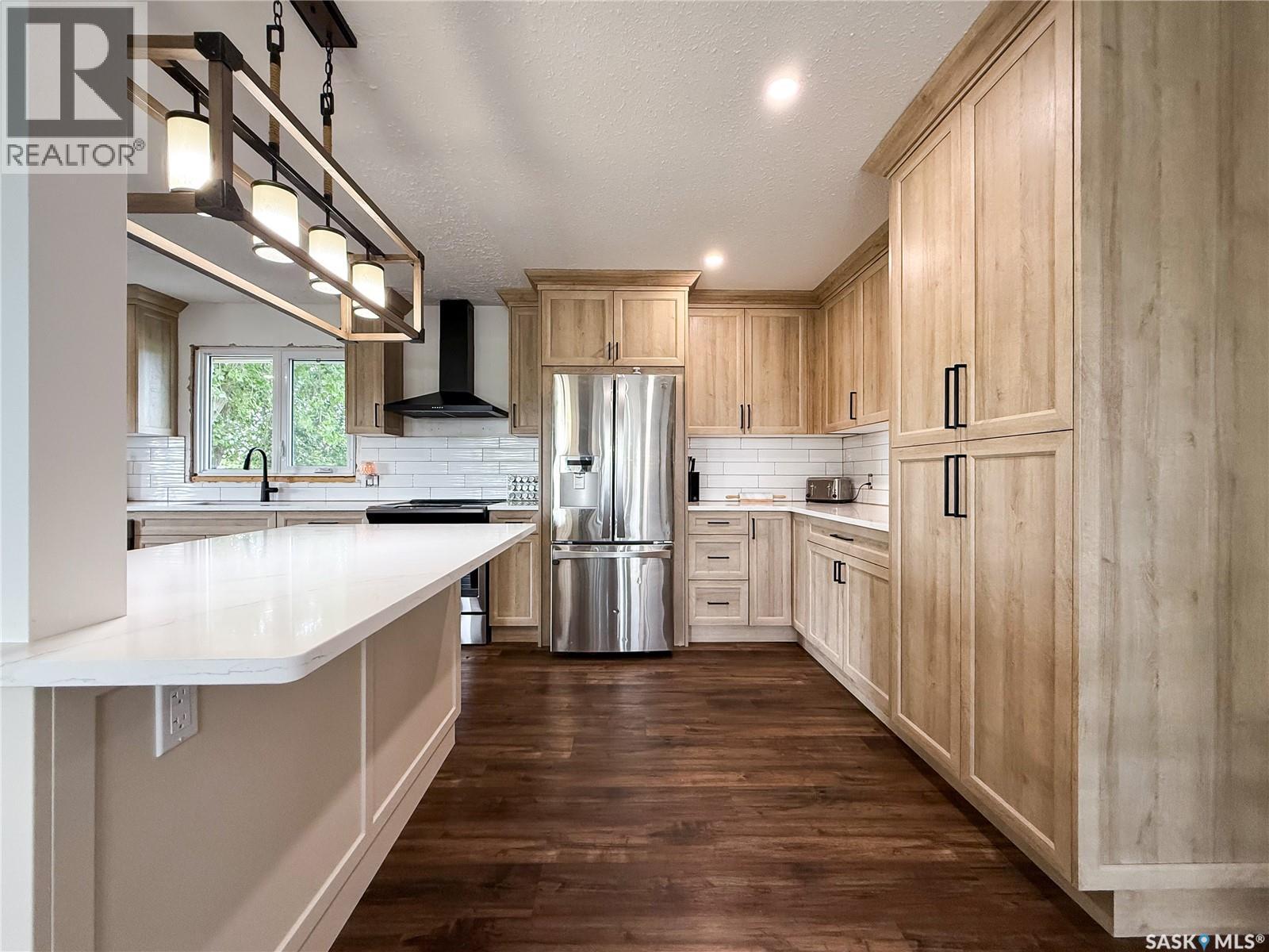 102 Claustre Avenue, Maple Creek, SK - Indoor Photo Showing Kitchen With Upgraded Kitchen