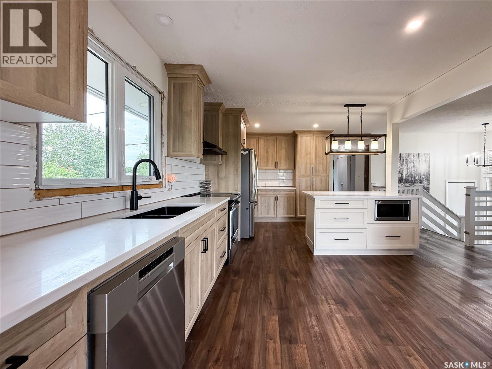 102 Claustre Avenue, Maple Creek, SK - Indoor Photo Showing Kitchen With Double Sink With Upgraded Kitchen