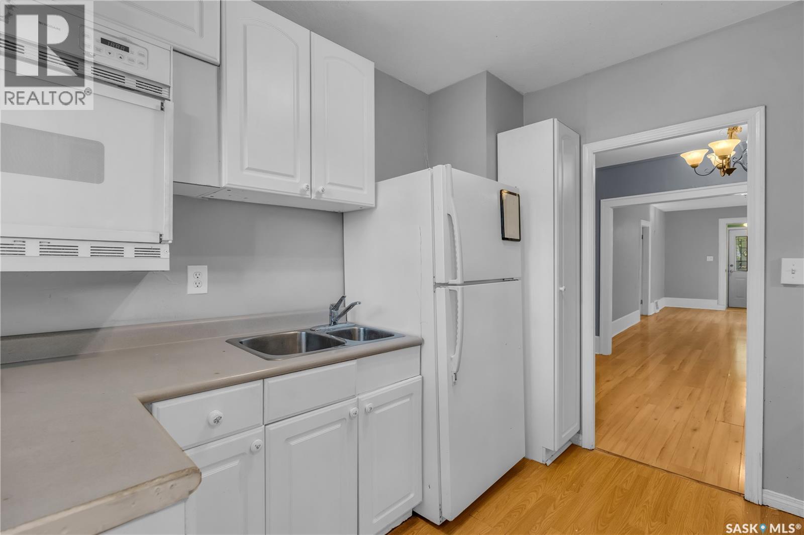 2056 Princess Street, Regina, SK - Indoor Photo Showing Kitchen With Double Sink
