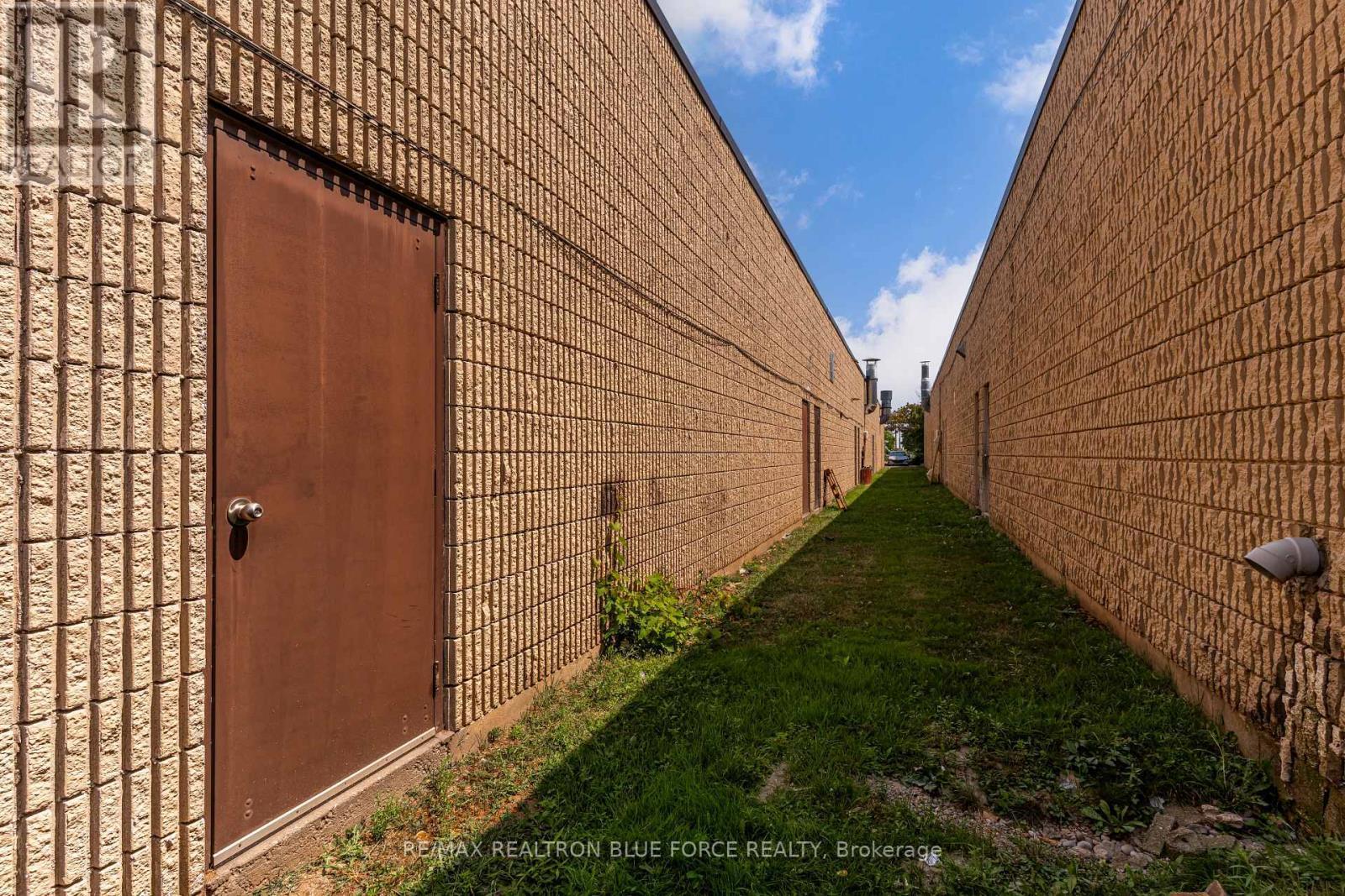 8 - 170 Finchdene Square, Toronto, ON