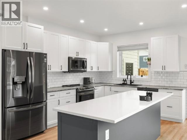 212 Neecheah Street, Whitehorse, YT - Indoor Photo Showing Kitchen With Upgraded Kitchen