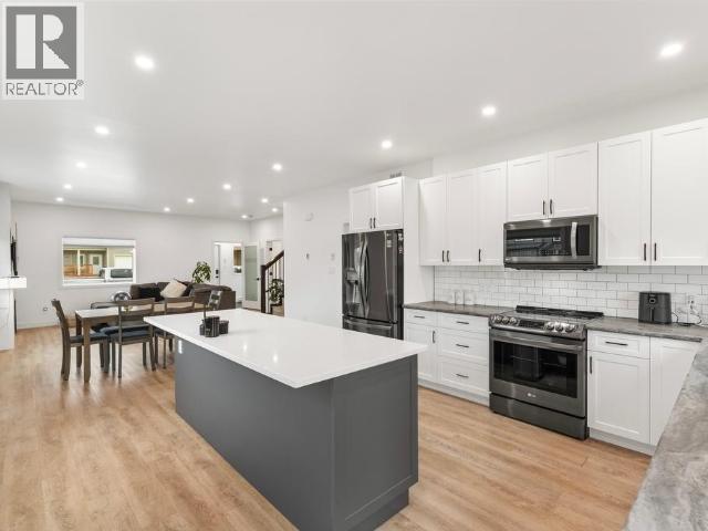 212 Neecheah Street, Whitehorse, YT - Indoor Photo Showing Kitchen With Upgraded Kitchen
