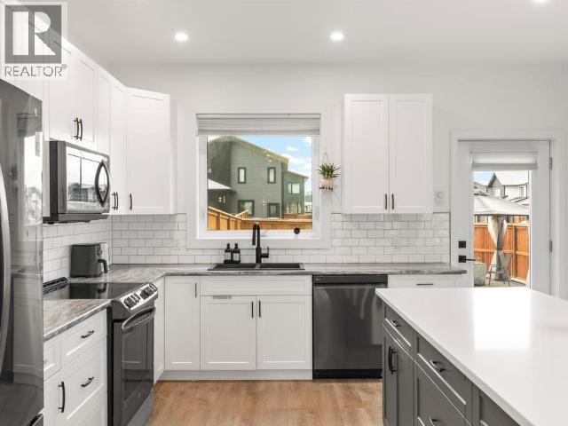 212 Neecheah Street, Whitehorse, YT - Indoor Photo Showing Kitchen With Upgraded Kitchen