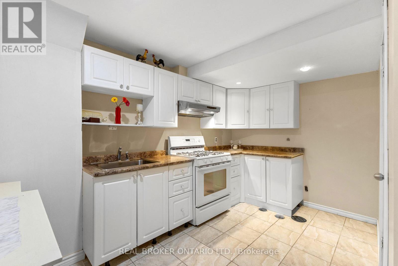 Lower level kitchenette - 2014 Jasper Avenue, Ottawa, ON - Indoor Photo Showing Kitchen