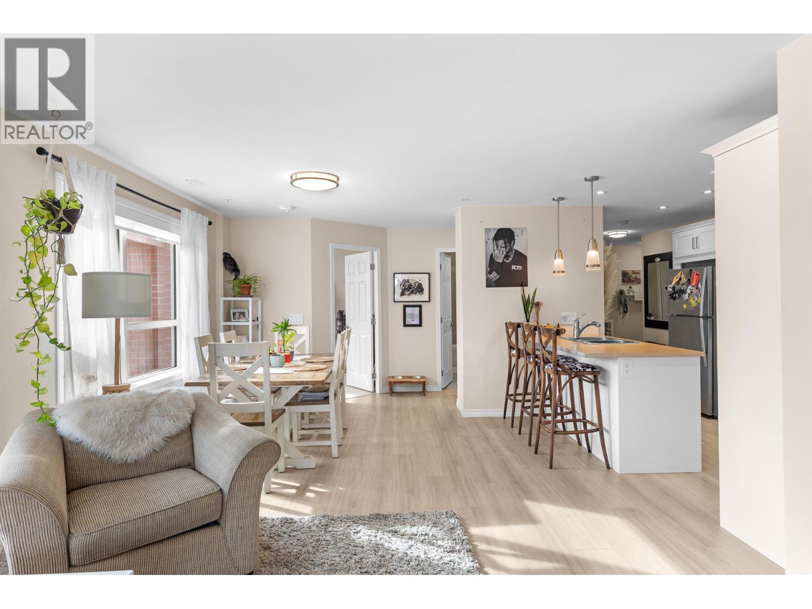 3362 Skaha Lake Road Unit# 307, Penticton, BC - Indoor Photo Showing Living Room