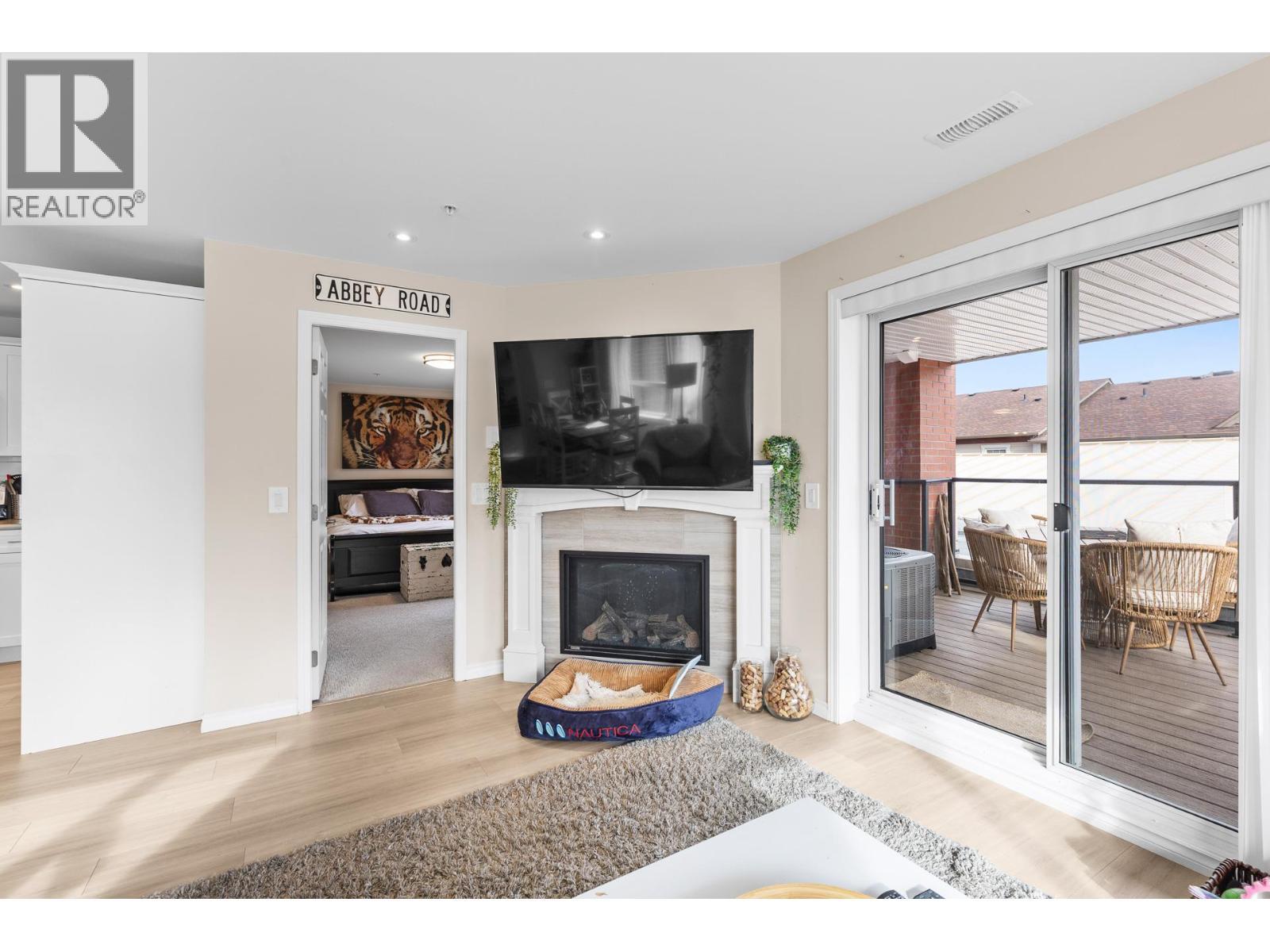 3362 Skaha Lake Road Unit# 307, Penticton, BC - Indoor Photo Showing Living Room With Fireplace