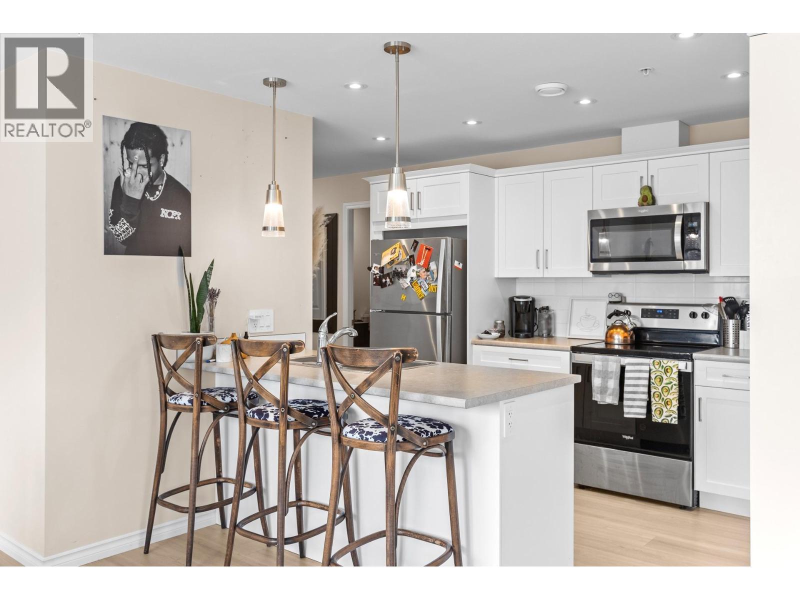 3362 Skaha Lake Road Unit# 307, Penticton, BC - Indoor Photo Showing Kitchen With Upgraded Kitchen