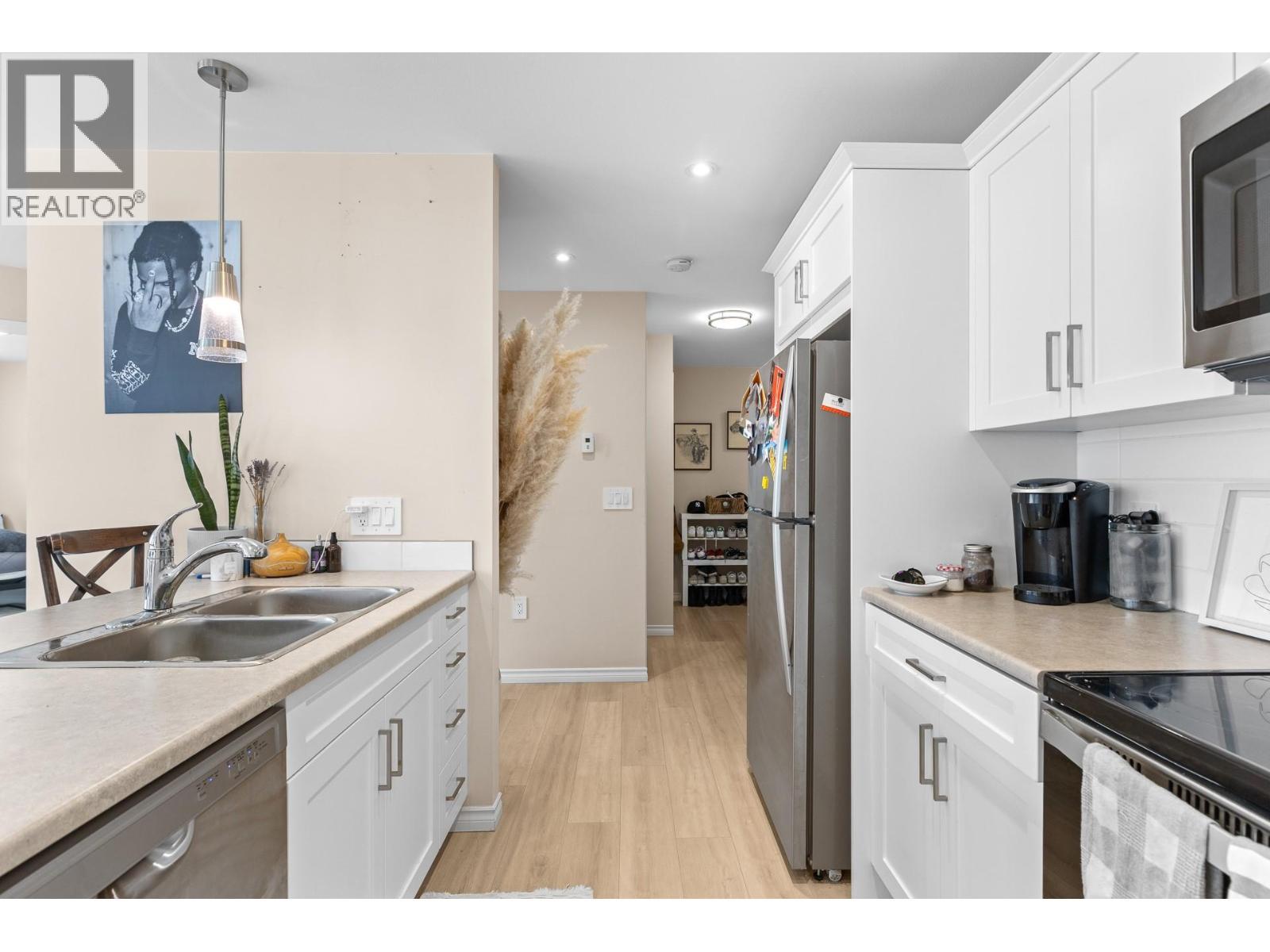 3362 Skaha Lake Road Unit# 307, Penticton, BC - Indoor Photo Showing Kitchen With Double Sink