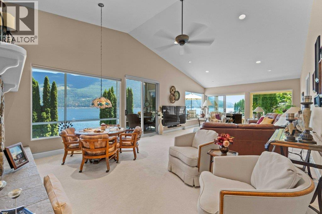 4842 Sunnybrae Canoe Point Road, Tappen, BC - Indoor Photo Showing Living Room