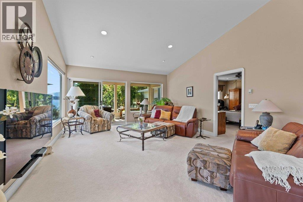 4842 Sunnybrae Canoe Point Road, Tappen, BC - Indoor Photo Showing Living Room