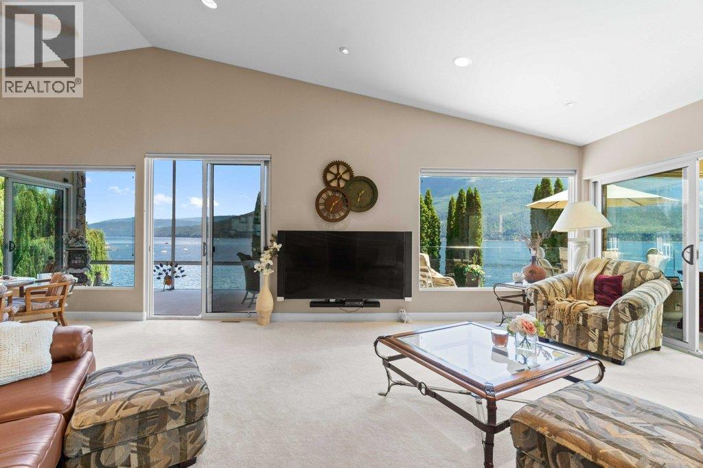 4842 Sunnybrae Canoe Point Road, Tappen, BC - Indoor Photo Showing Living Room