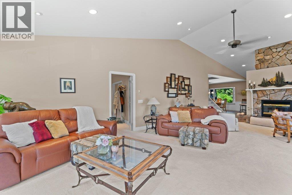 4842 Sunnybrae Canoe Point Road, Tappen, BC - Indoor Photo Showing Living Room With Fireplace