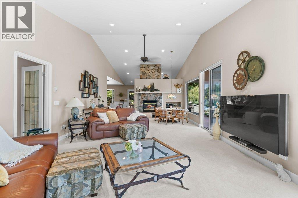 4842 Sunnybrae Canoe Point Road, Tappen, BC - Indoor Photo Showing Living Room With Fireplace