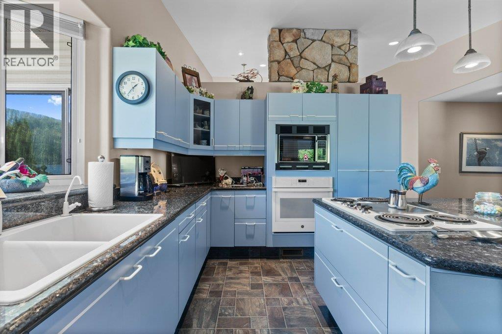 4842 Sunnybrae Canoe Point Road, Tappen, BC - Indoor Photo Showing Kitchen