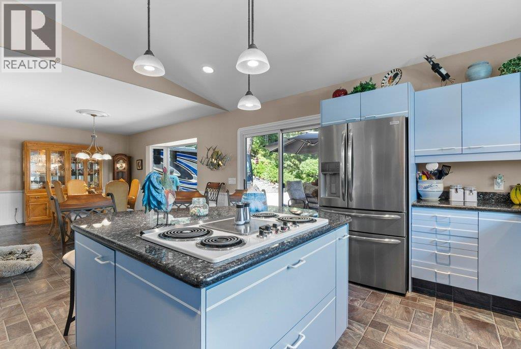 4842 Sunnybrae Canoe Point Road, Tappen, BC - Indoor Photo Showing Kitchen