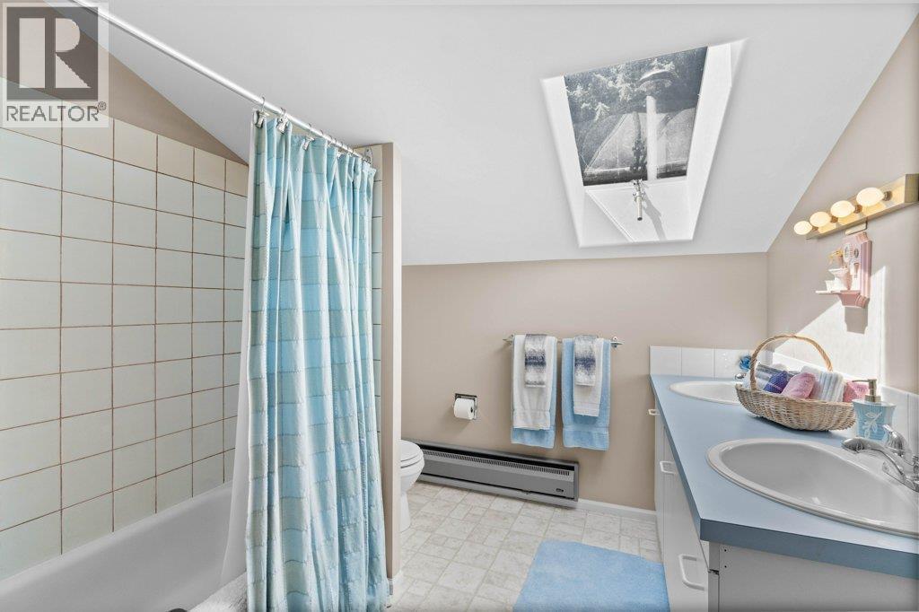 4842 Sunnybrae Canoe Point Road, Tappen, BC - Indoor Photo Showing Bathroom