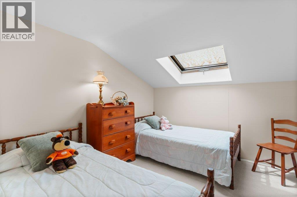 4842 Sunnybrae Canoe Point Road, Tappen, BC - Indoor Photo Showing Bedroom