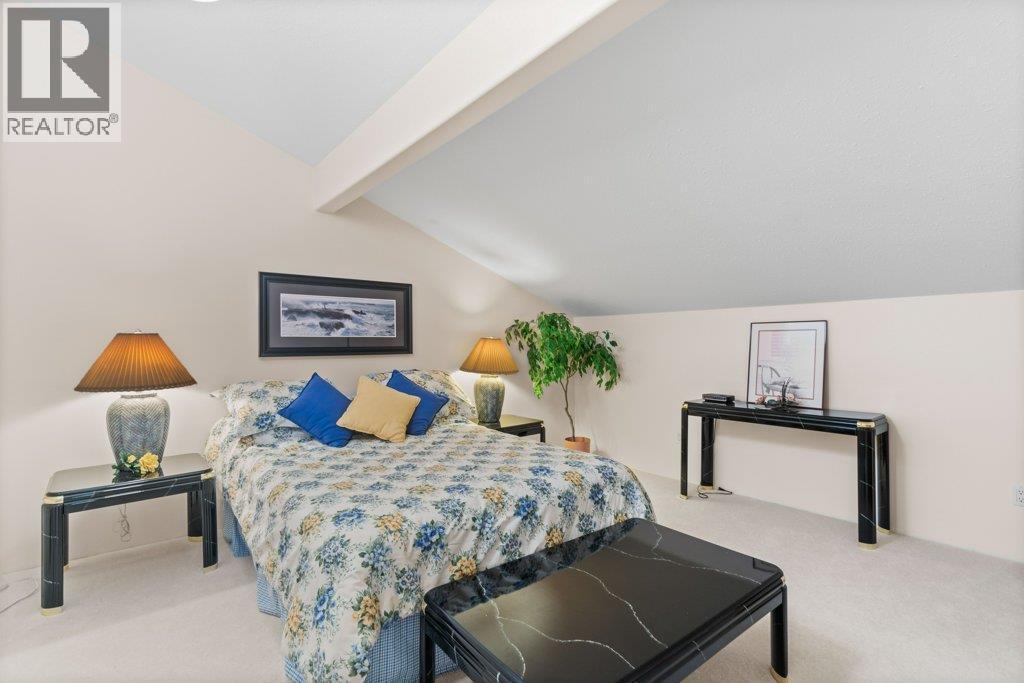 4842 Sunnybrae Canoe Point Road, Tappen, BC - Indoor Photo Showing Bedroom