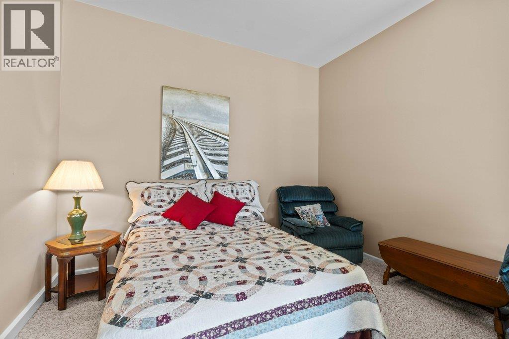 4842 Sunnybrae Canoe Point Road, Tappen, BC - Indoor Photo Showing Bedroom