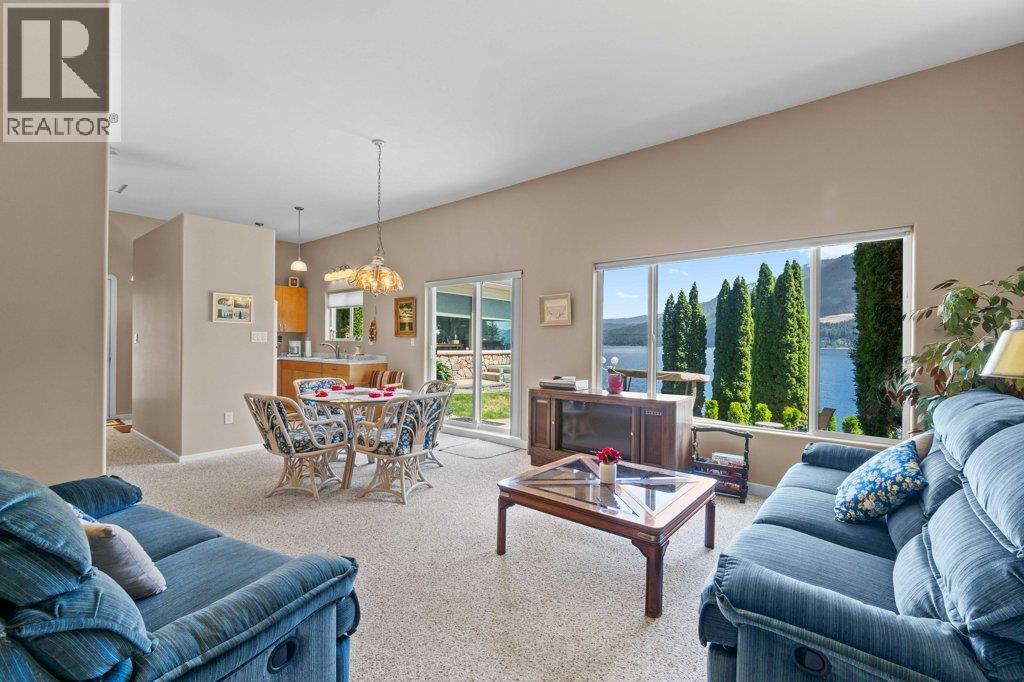 4842 Sunnybrae Canoe Point Road, Tappen, BC - Indoor Photo Showing Living Room