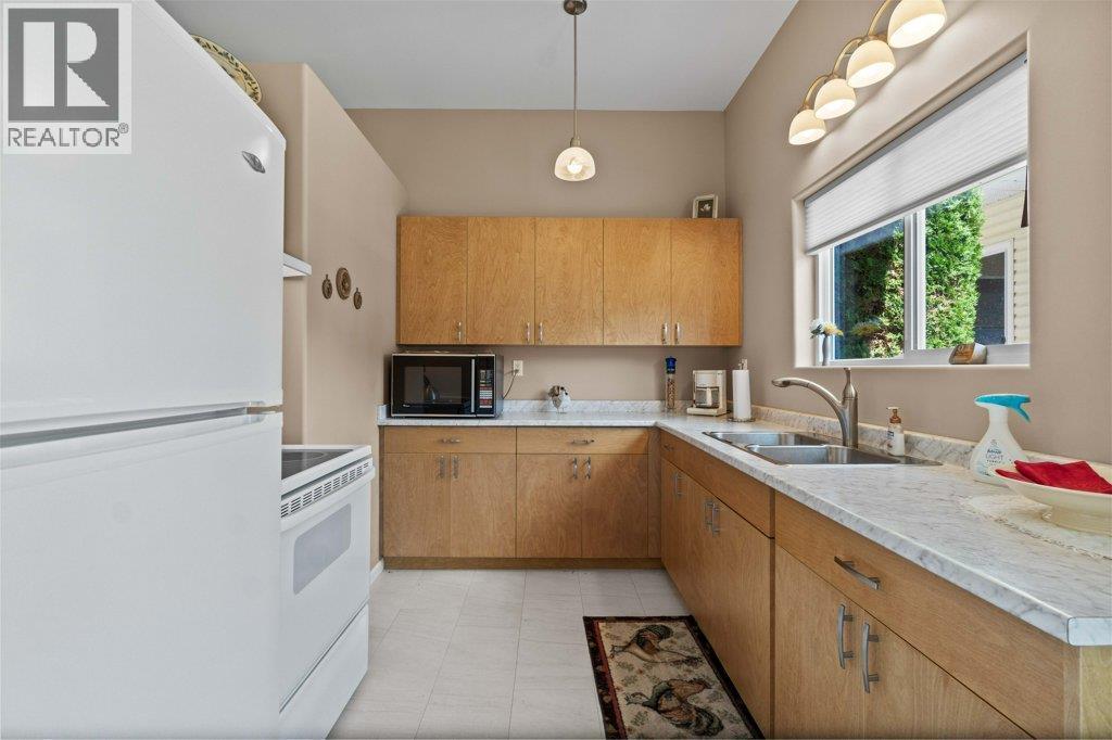 4842 Sunnybrae Canoe Point Road, Tappen, BC - Indoor Photo Showing Kitchen With Double Sink