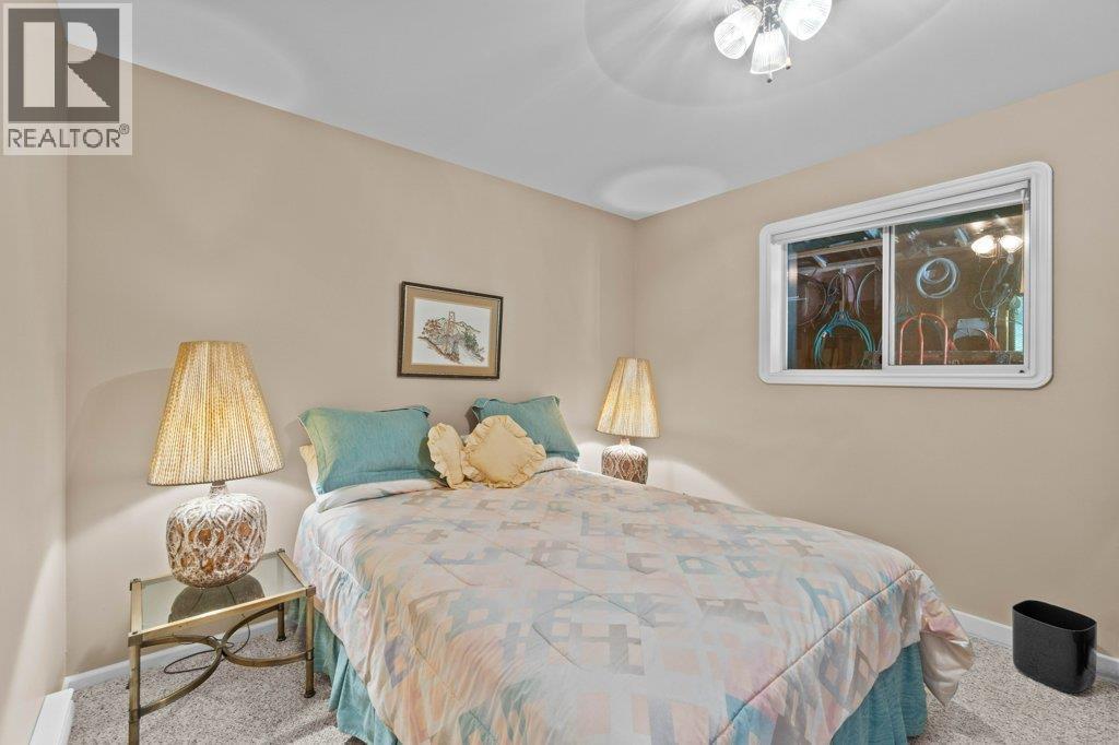 4842 Sunnybrae Canoe Point Road, Tappen, BC - Indoor Photo Showing Bedroom