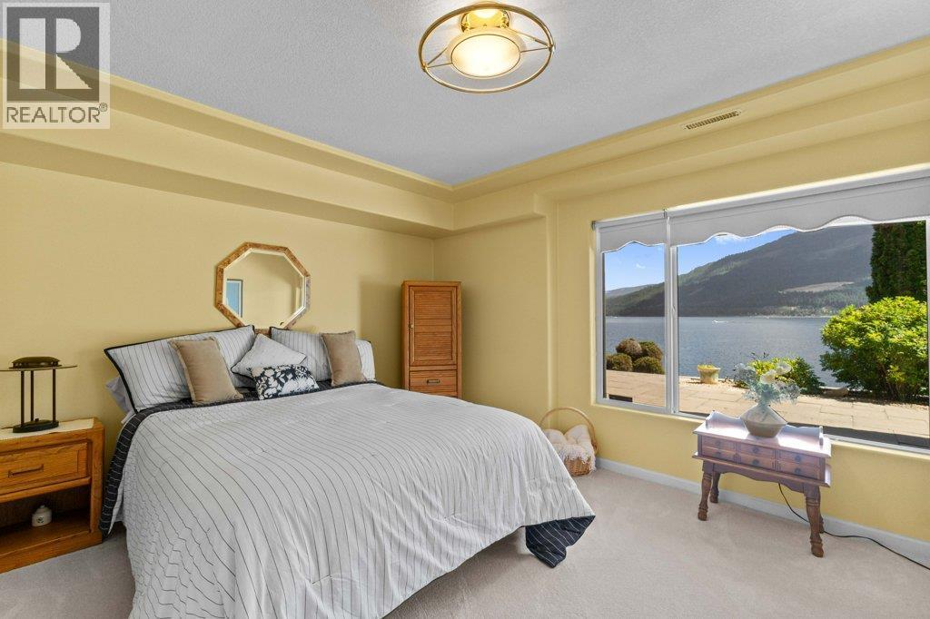 4842 Sunnybrae Canoe Point Road, Tappen, BC - Indoor Photo Showing Bedroom
