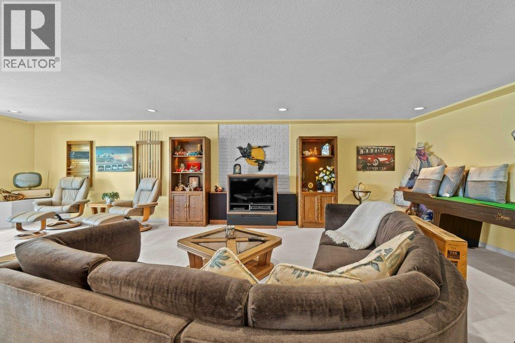 4842 Sunnybrae Canoe Point Road, Tappen, BC - Indoor Photo Showing Living Room