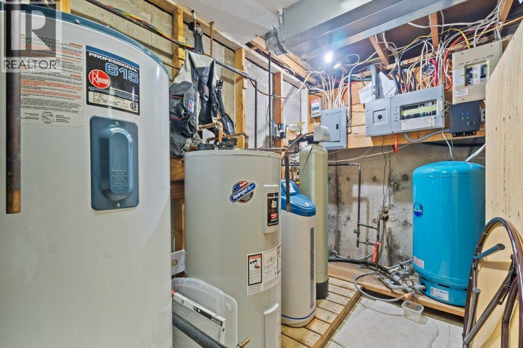4842 Sunnybrae Canoe Point Road, Tappen, BC - Indoor Photo Showing Basement