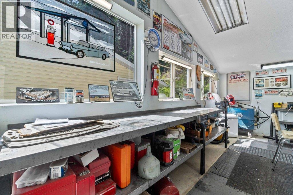 4842 Sunnybrae Canoe Point Road, Tappen, BC - Indoor