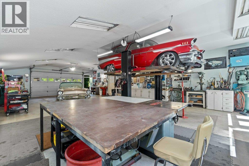 4842 Sunnybrae Canoe Point Road, Tappen, BC - Indoor Photo Showing Garage