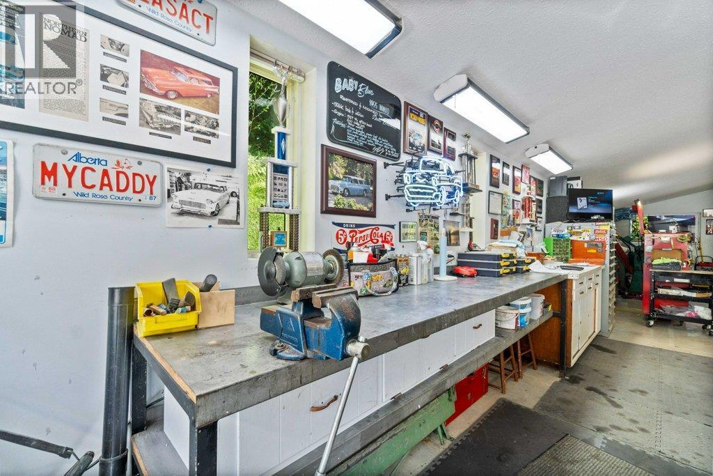 4842 Sunnybrae Canoe Point Road, Tappen, BC - Indoor