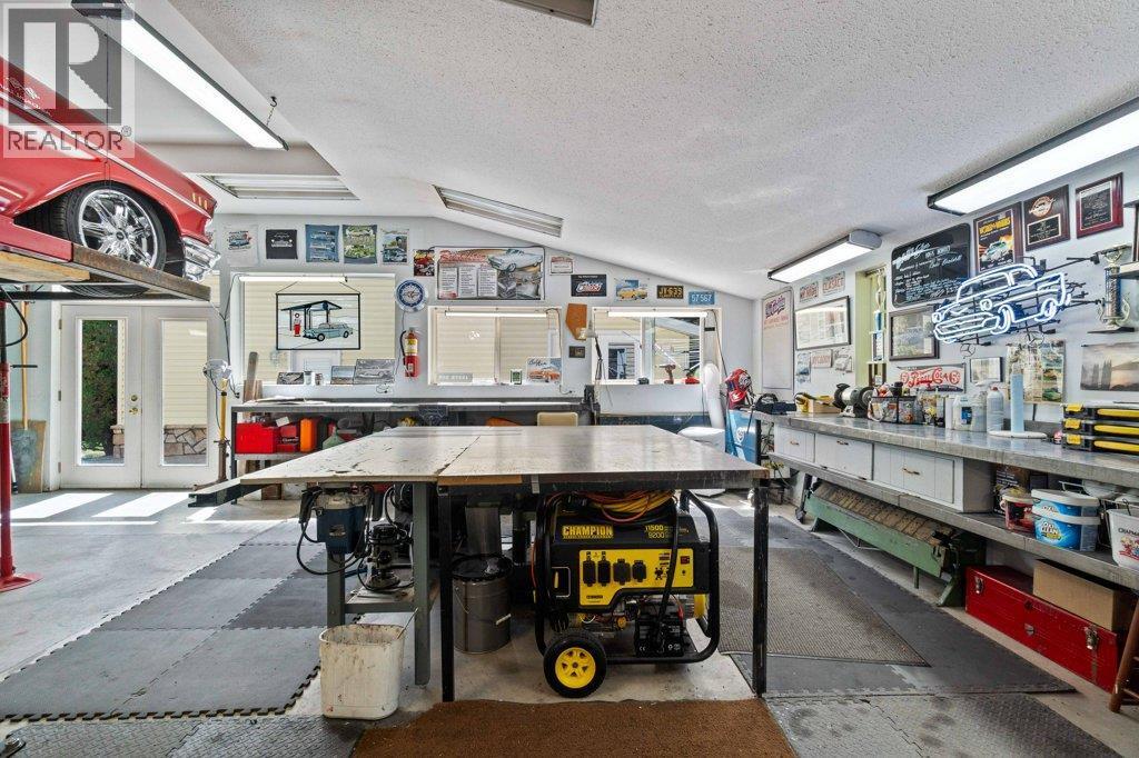 4842 Sunnybrae Canoe Point Road, Tappen, BC - Indoor