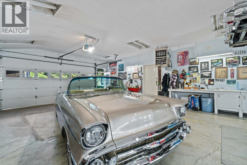 4842 Sunnybrae Canoe Point Road, Tappen, BC - Indoor Photo Showing Garage